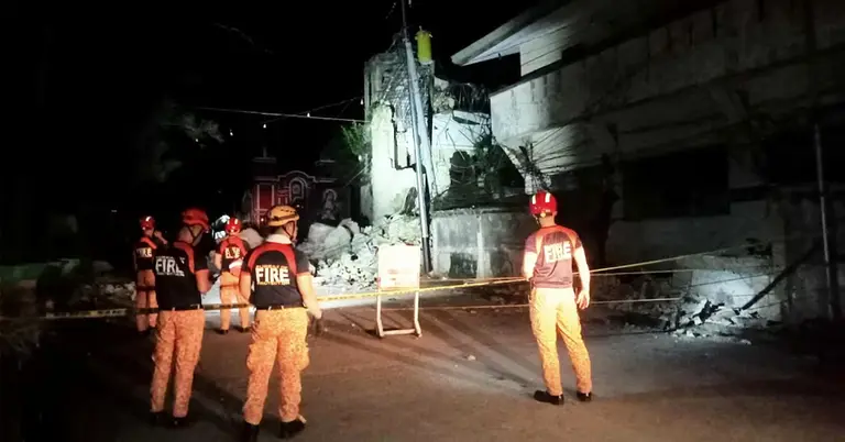 ভূমিকম্পে ক্ষতিগ্রস্ত একটি ভবনের সামনে ফায়ার সার্ভিসের কর্মীরা